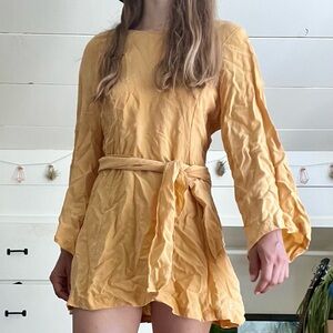 Yellow dress with wide sleeves